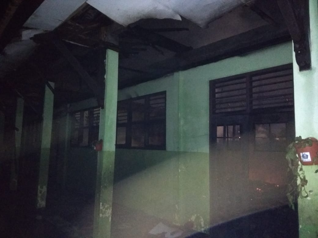 Tampak Gedung SMPN 1 Sepatan hangus terbakar.