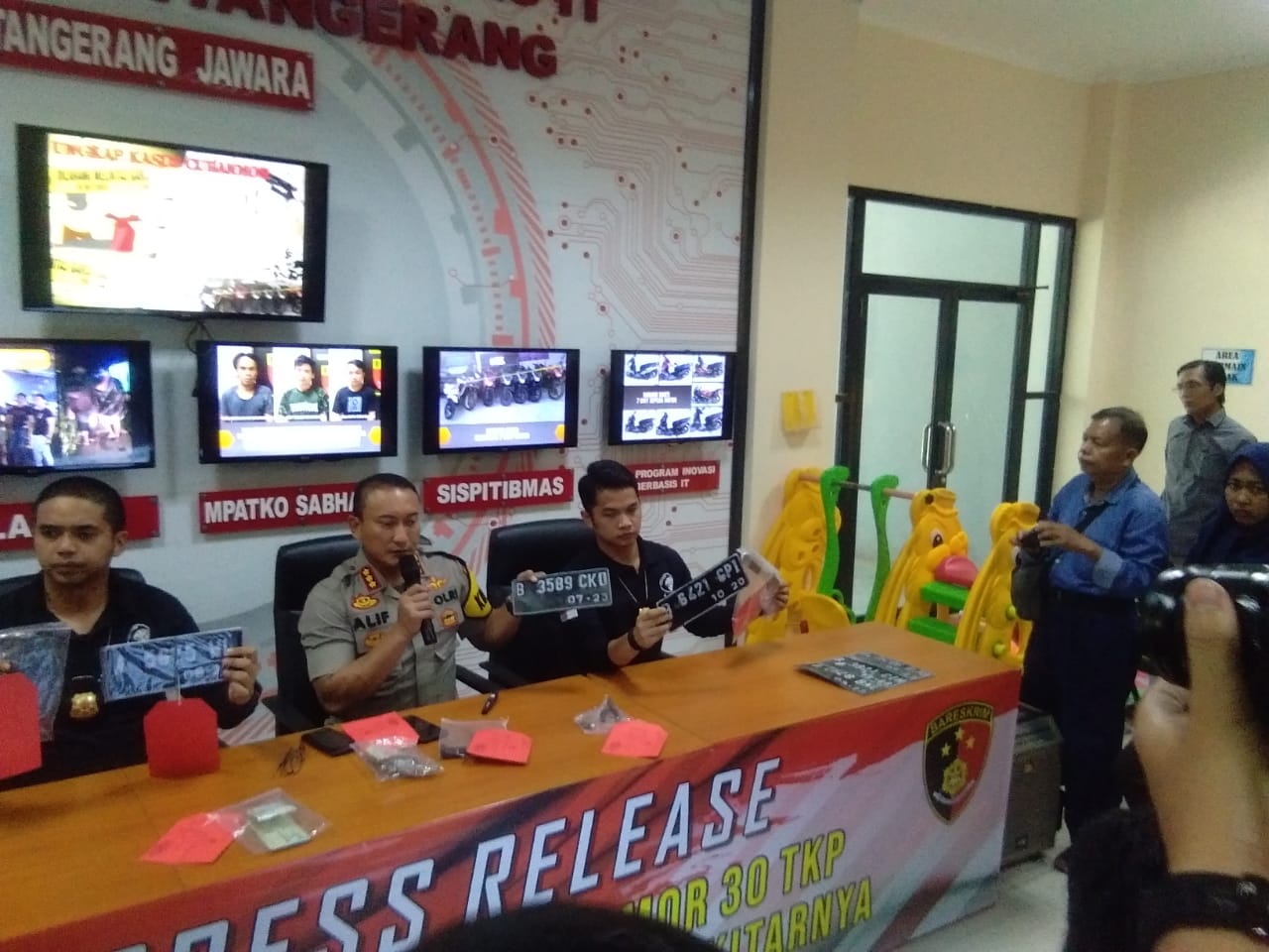 Kapolresta Tangerang Kombes Pol Sabilul Alif saat menunjukan para Tersangka pencuri kendaraan bermotor (curanmor) di Mapolresta Tangerang.