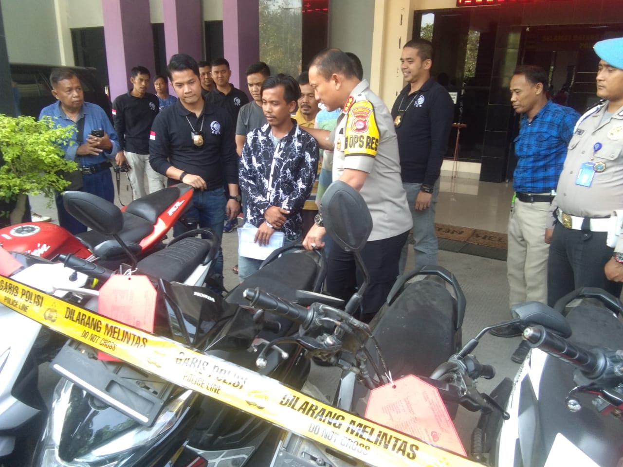Kapolresta Tangerang Kombes Pol Sabilul Alif saat menunjukan para Tersangka pencuri kendaraan bermotor (curanmor) di Mapolresta Tangerang.