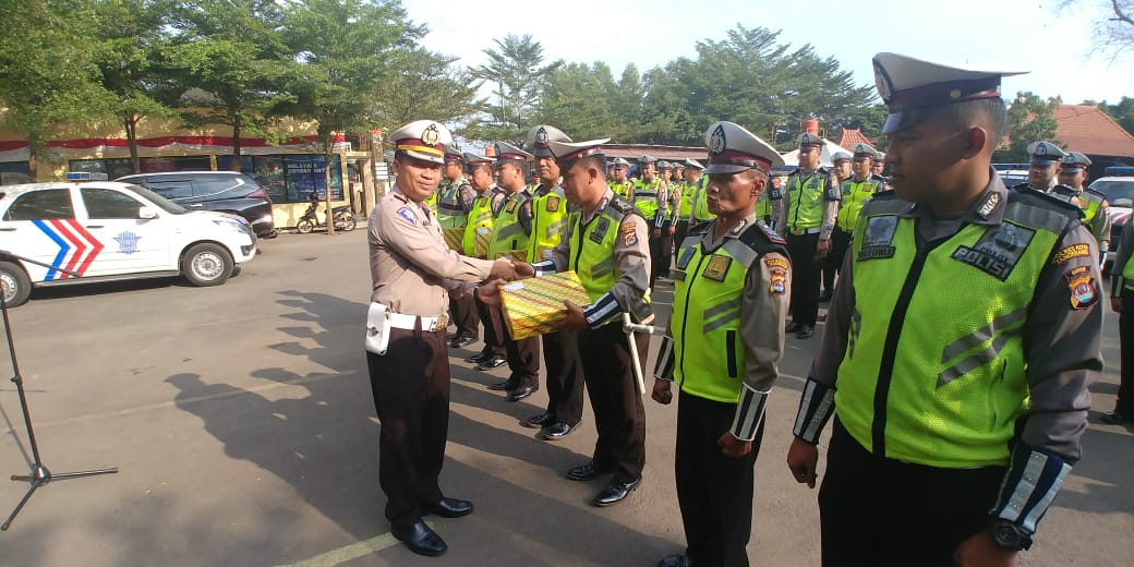 Kepala Satuan Lalu Lintas (Kasat Lantas) Polresta Tangerang Kompol Ari Satmoko memberikan penghargaan kepada anggotanya saat Apel Fungsi Satlantas di Mako Satlantas Polresta Tangerang di Tigaraksa.