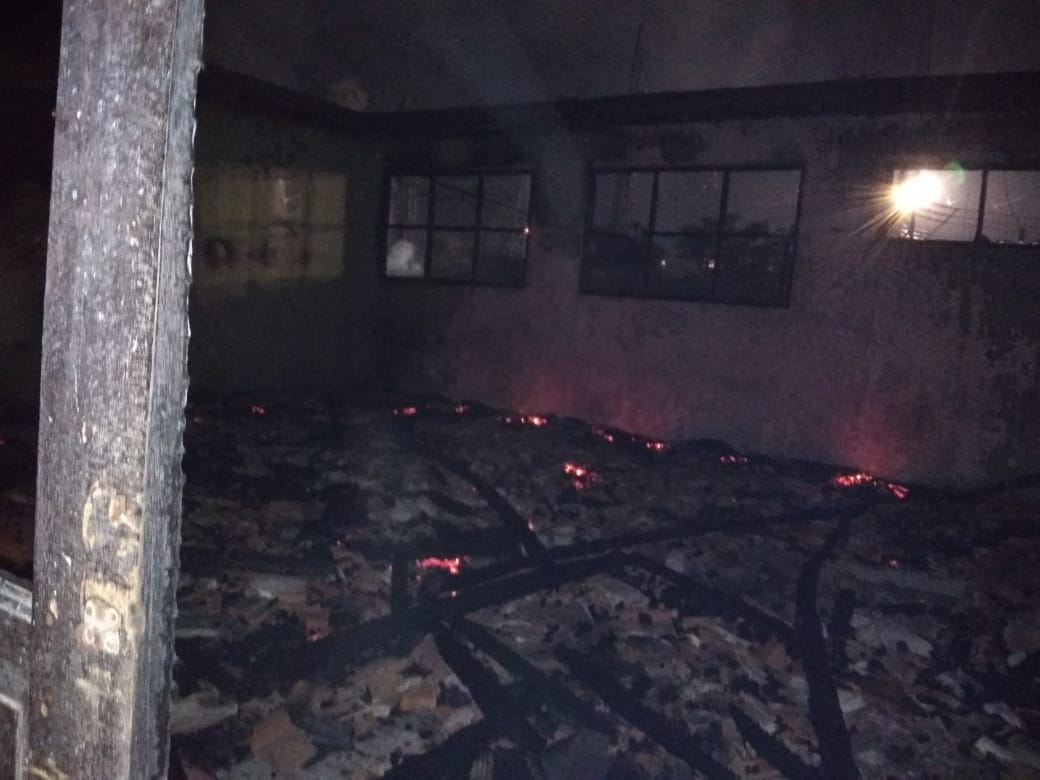 Tampak Gedung SMPN 1 Sepatan hangus terbakar.