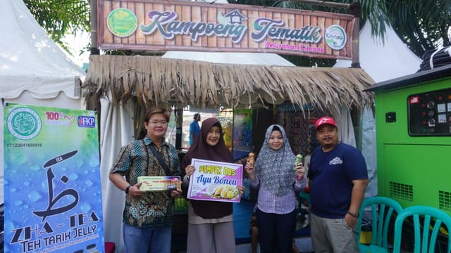 Stand jajananan produk-produk Usaha Kecil Menengah (UKM) di Festival Cisadane.