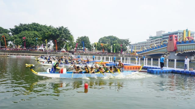 Lomba dragon boat (perahu naga) di Festival Cisadane 2019.