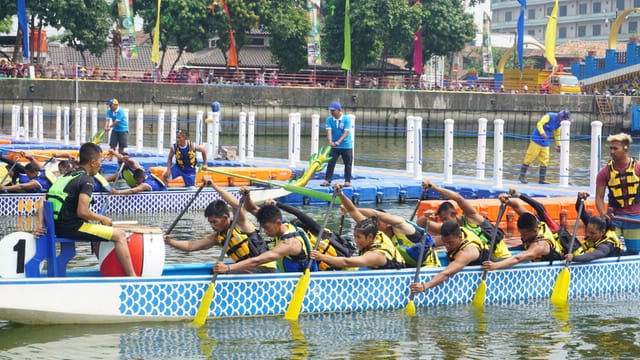 Lomba dragon boat (perahu naga) di Festival Cisadane 2019.	