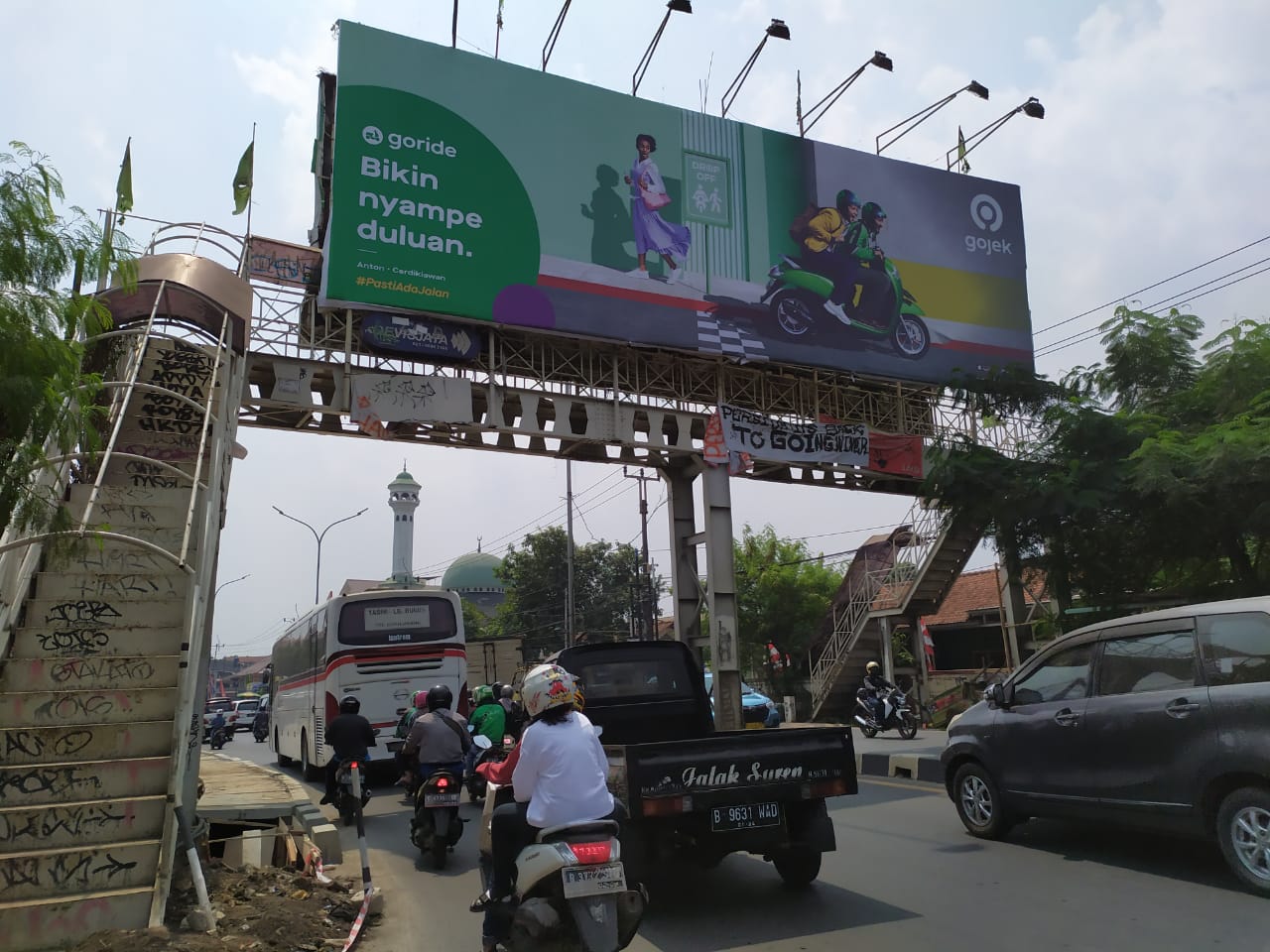 Tampak Jembatan Penyeberangan Orang (JPO) rusak berlubang di Jalan Ir. H. Juanda, Ciputat, Tangerang Selatan.