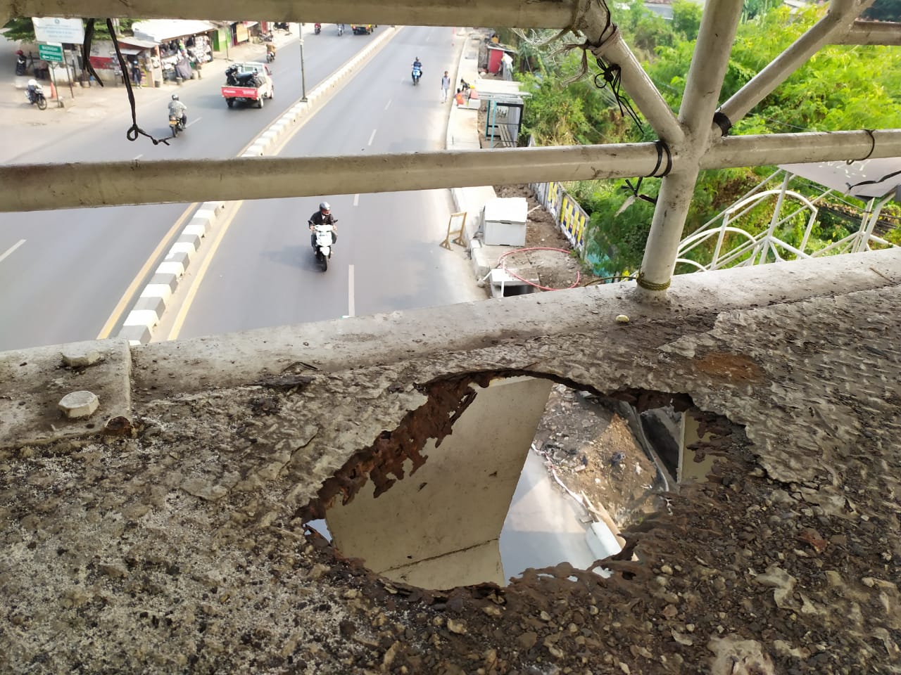 Tampak Jembatan Penyeberangan Orang (JPO) rusak berlubang di Jalan Ir. H. Juanda, Ciputat, Tangerang Selatan.