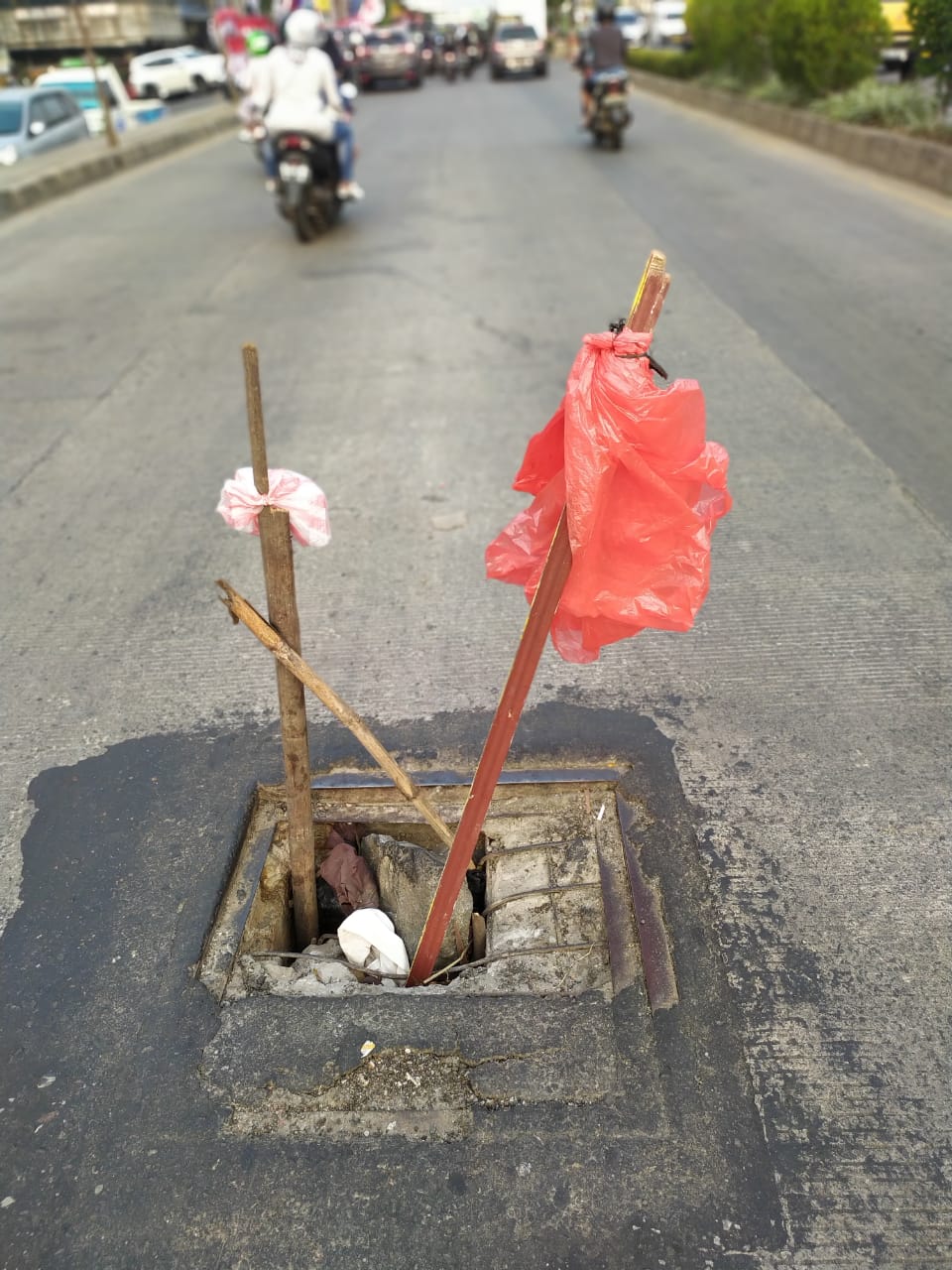 Tampak ada lubang berbahaya di tengah Jalan Siliwangi, Pamulang, Tangerang Selatan.