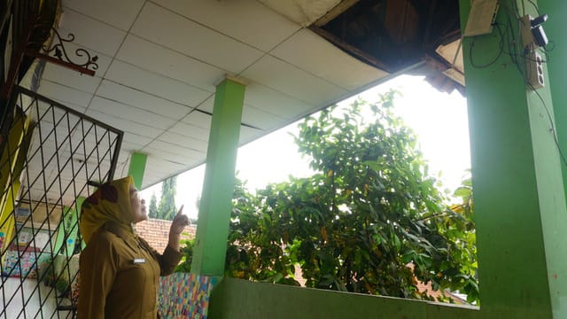 Kepala SDN Tangerang 15 Lina Nurlia menunjukkan kondisi gedung SDN Tangerang 15 yang menumpang sementara di eks gedung SDN Sukasari 4 dan 5 di samping TangCity Mal, Cikokol, Kota Tangerang.