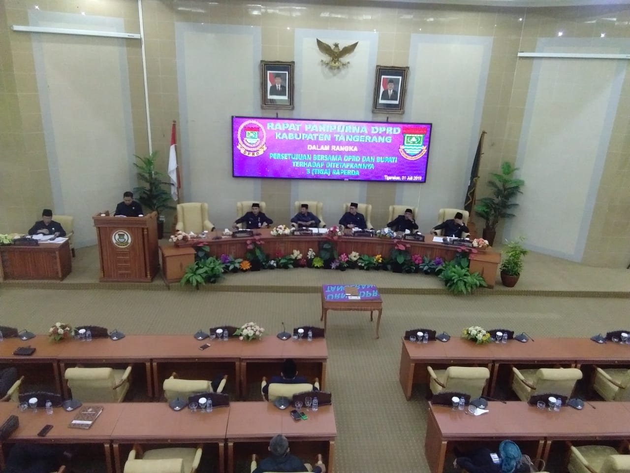 Kegiatan rapat pengesahan tiga Rancangan Peraturan Daerah (Raperda) di Gedung DPRD, Tigaraksa, Kabupaten Tangerang, Rabu (31/7/2019).