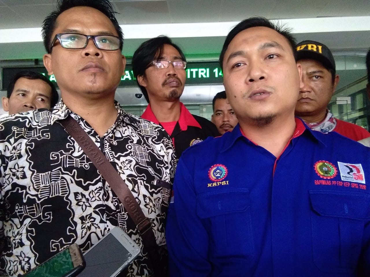 Para buruh dari Aliansi Rakyat Tangerang Raya (ALTTAR) saat berdiskusi dengan DPRD Kabupaten Tangerang di Tigaraksa, Kamis (1/8/2019).