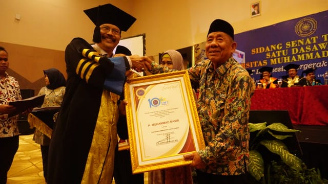 Rektor UMT Ahmad Amarullah saat memberikan piagam penghargaan kepada para pejuang Muhammadiyah di Tangerang.	