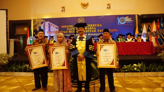 Rektor UMT Ahmad Amarullah saat memberikan piagam penghargaan kepada para pejuang Muhammadiyah di Tangerang.	
