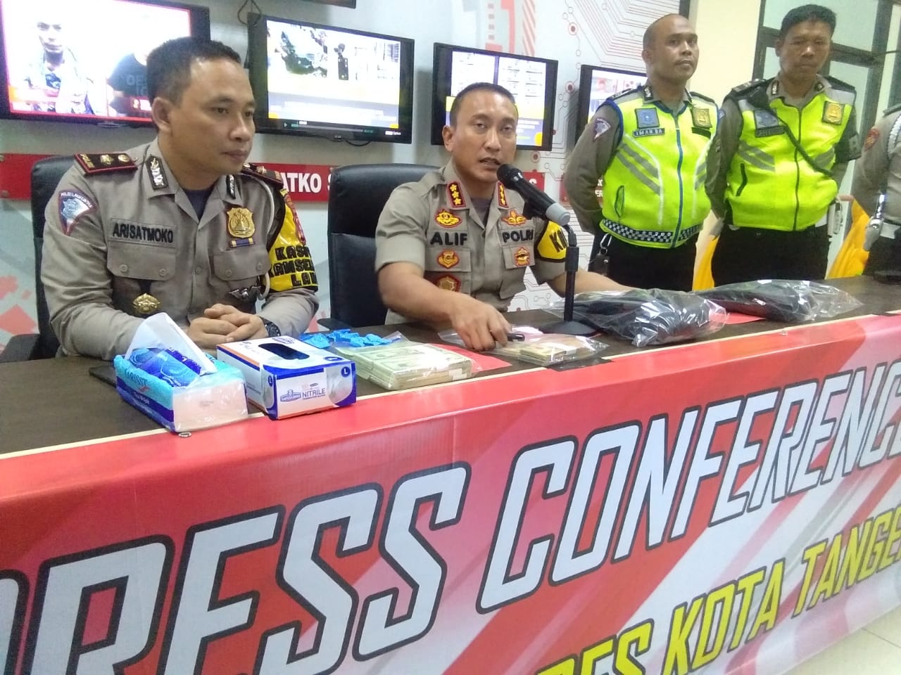 Kaploresta Tangerang Kombes Pol Sabilul Alif bersama jajarannya saat menunjukan barang bukti sejumlah uang palsu dalam konferensi pers di Mapolresta Tangerang.