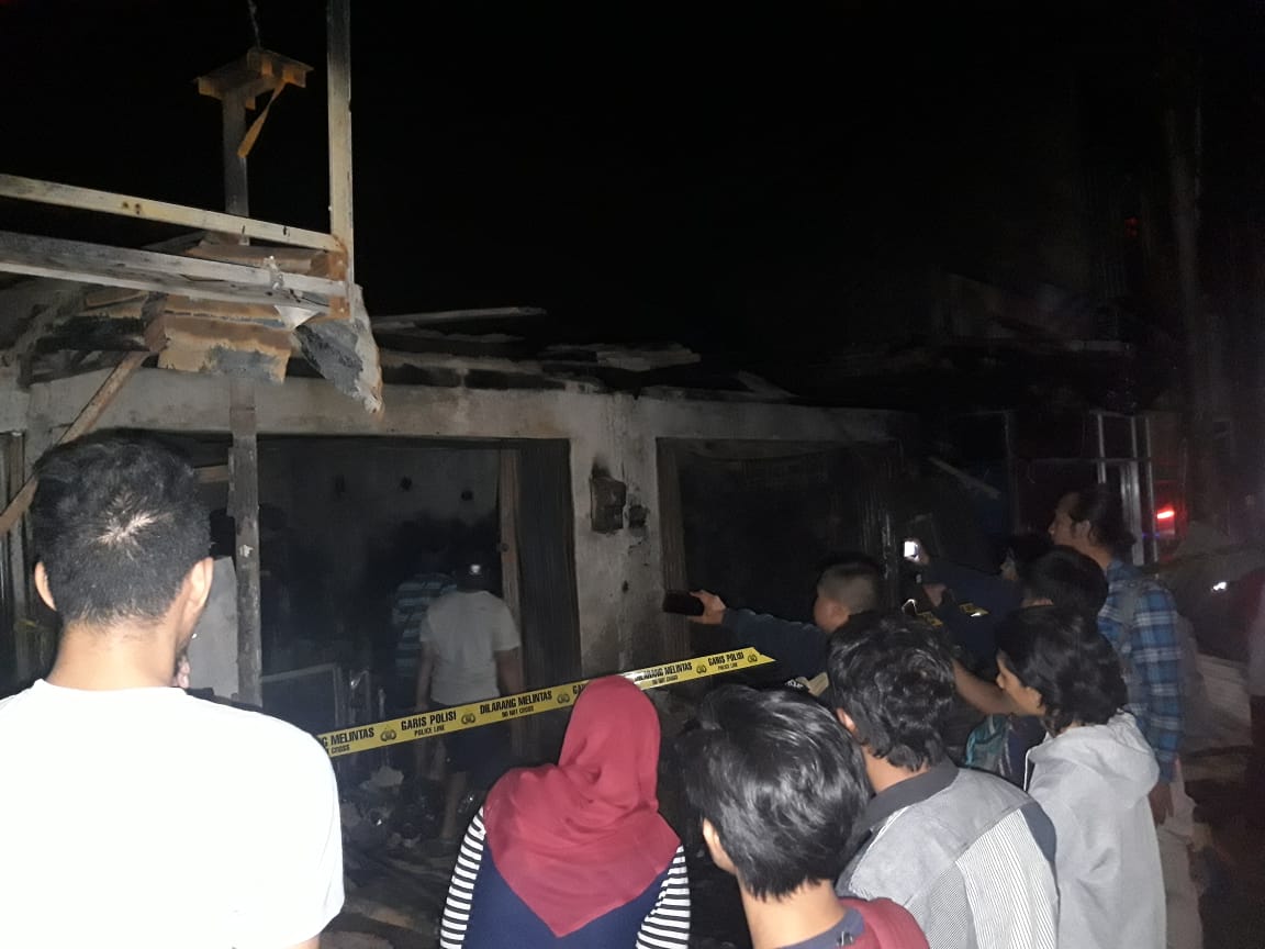 Tampak Warung kelontong ludes terbakar di Jalan H Mansyur, Kecamatan Cipondoh, Kota Tangerang.