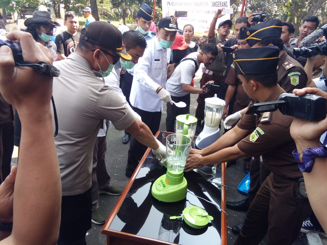 Suasana pemusnahan barang bukti narkotika, senjata api, senjata tajam hingga alat komunikasi di Kejaksaan Negeri Kabupaten Tangerang.	