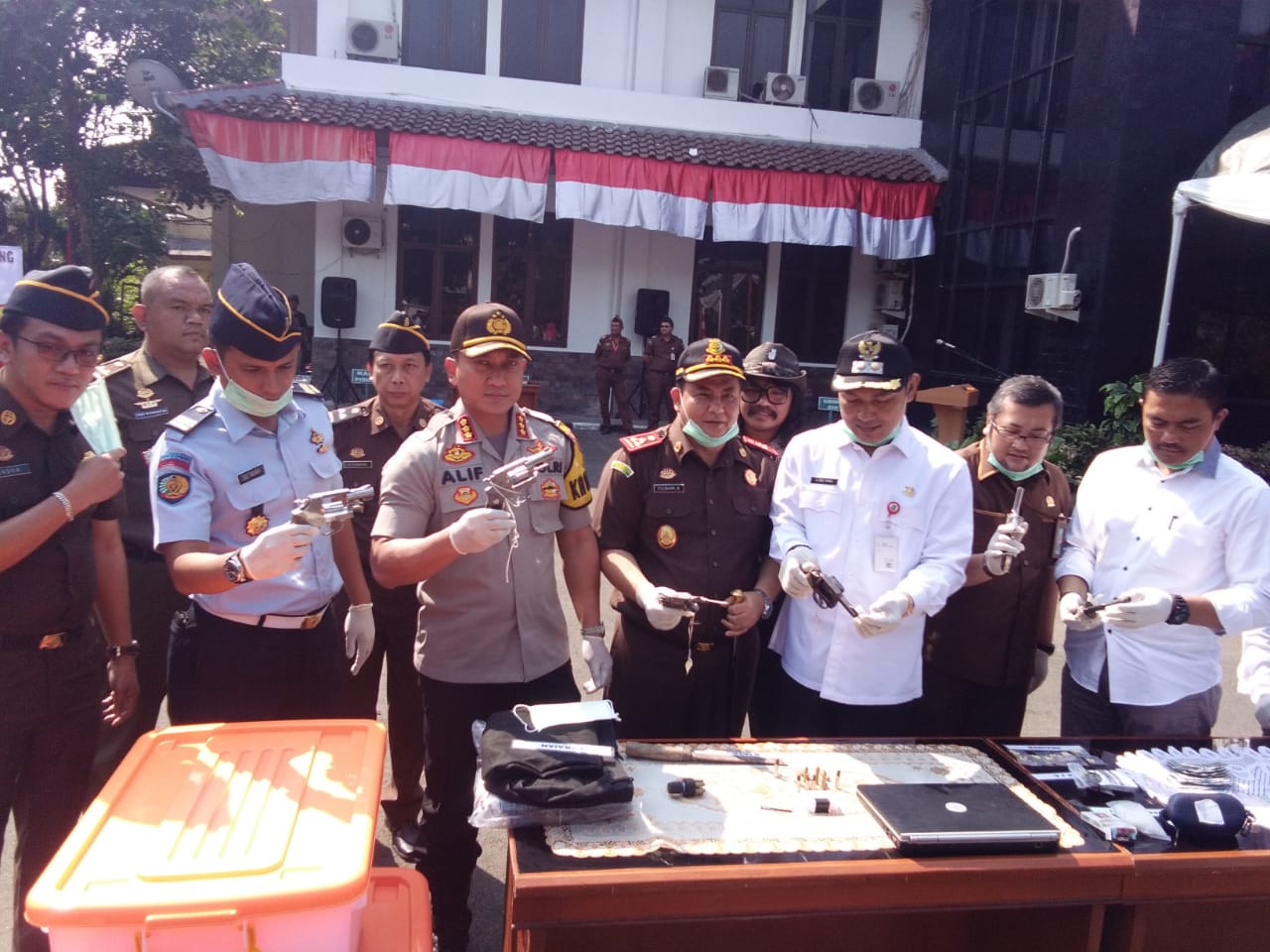 Suasana pemusnahan barang bukti narkotika, senjata api, senjata tajam hingga alat komunikasi di Kejaksaan Negeri Kabupaten Tangerang.