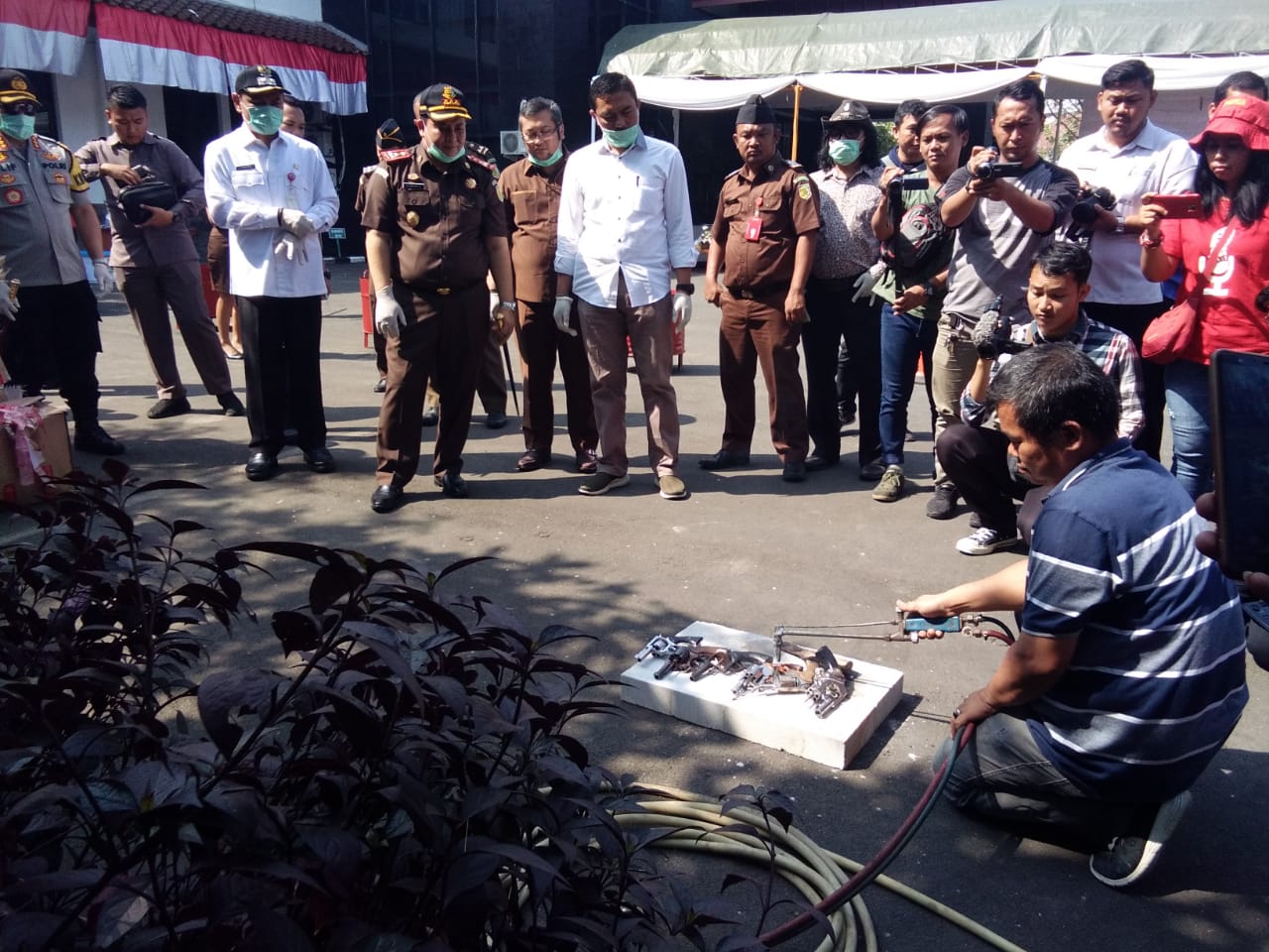 Suasana pemusnahan barang bukti narkotika, senjata api, senjata tajam hingga alat komunikasi di Kejaksaan Negeri Kabupaten Tangerang.	
