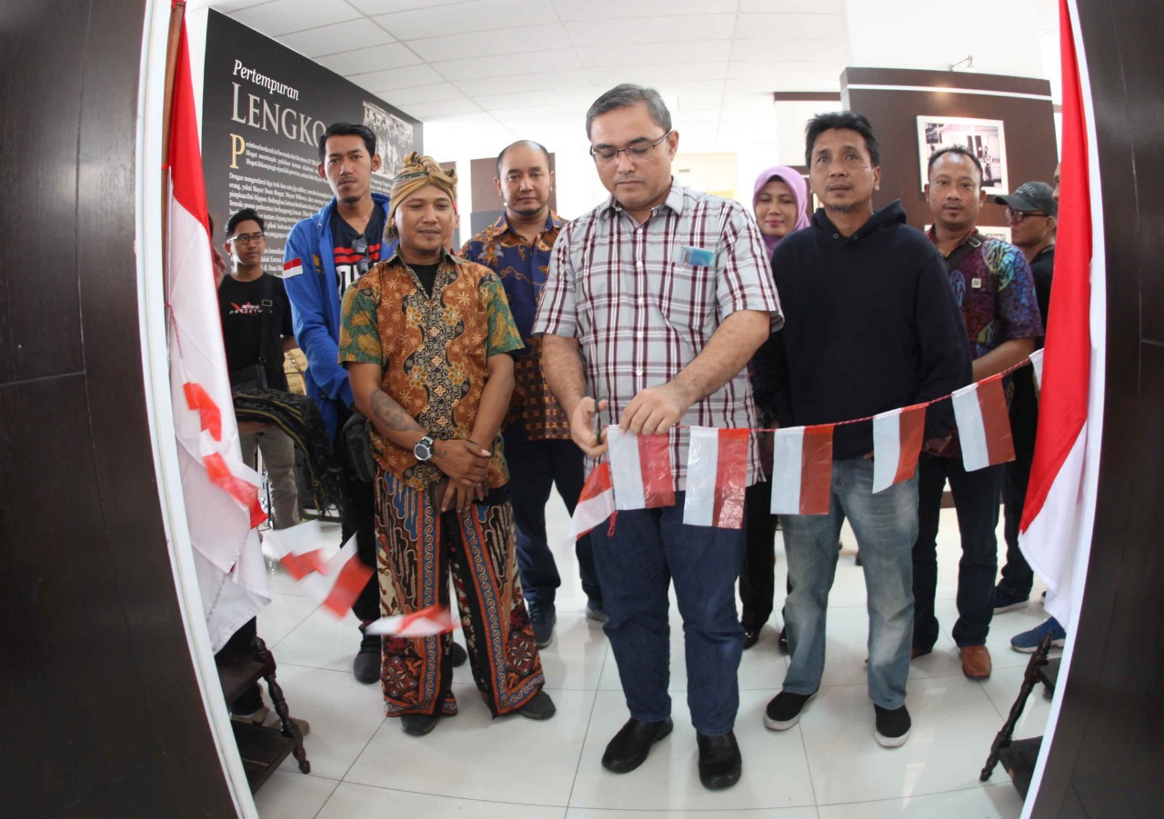 Peresmian kegiatan pameran fotografi di Gedung Museum Juang Taman Makam Pahlawan (TMP) Taruna, Kota Tangerang.