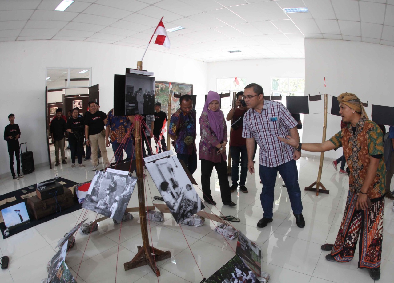 Peresmian kegiatan pameran fotografi di Gedung Museum Juang Taman Makam Pahlawan (TMP) Taruna, Kota Tangerang.