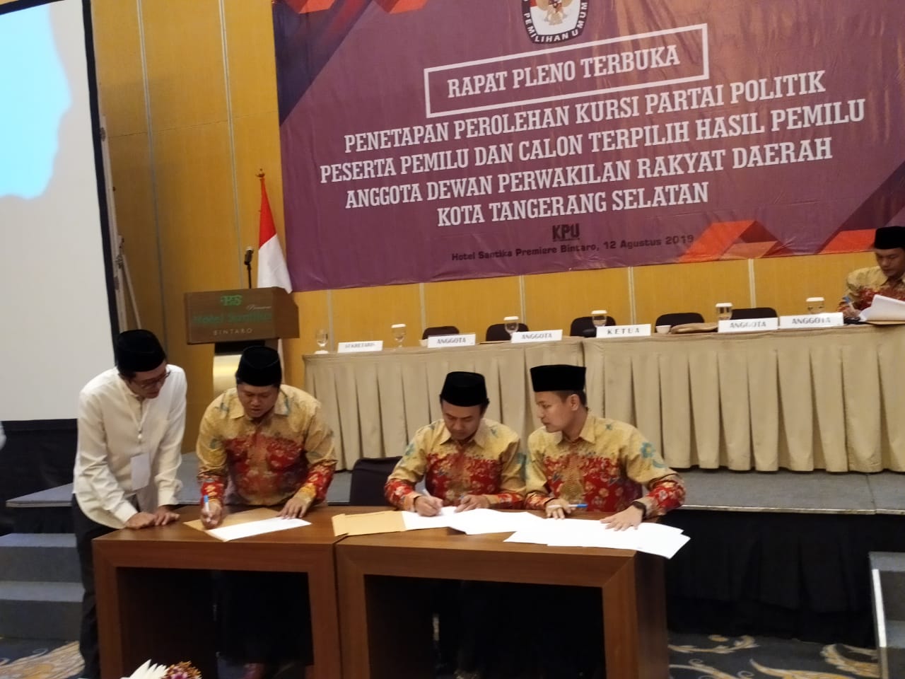 KPU Tangsel menggelar rapat pleno penetapan perolehan kursi partai politik peserta pemilu dan calon terpilih hasil pemilu anggota dewan perwakilan rakyat daerah kota Tangerang Selatan.