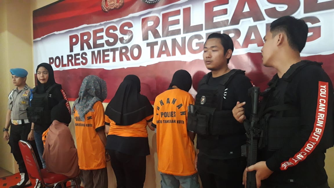Para tersangka berinisial SP, 50, N, 49, Y, 49, FMS, 54, mengenakan pakaian tahanan (orange) pelaku pengedar uang palsu di aula Polres Metro Tangerang Kota, Selasa (13/8/2019).