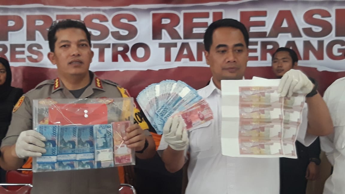 Kapolres Metro Tangerang Kota Kombes Abdul Karim bersama jajarannya saat menunjukan barang bukti uang palsu dari para tersangka berinisial SP, 50, N, 49, Y, 49, FMS, 54 di aula Polres Metro Tangerang Kota, Selasa (13/8/2019).