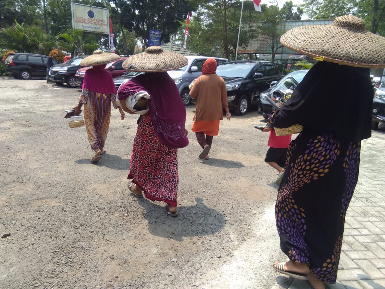 Suasana kegiatan pembagian daging kurban kepada masyarakat dari BNI Syariah Kantor Cabang Tangerang.