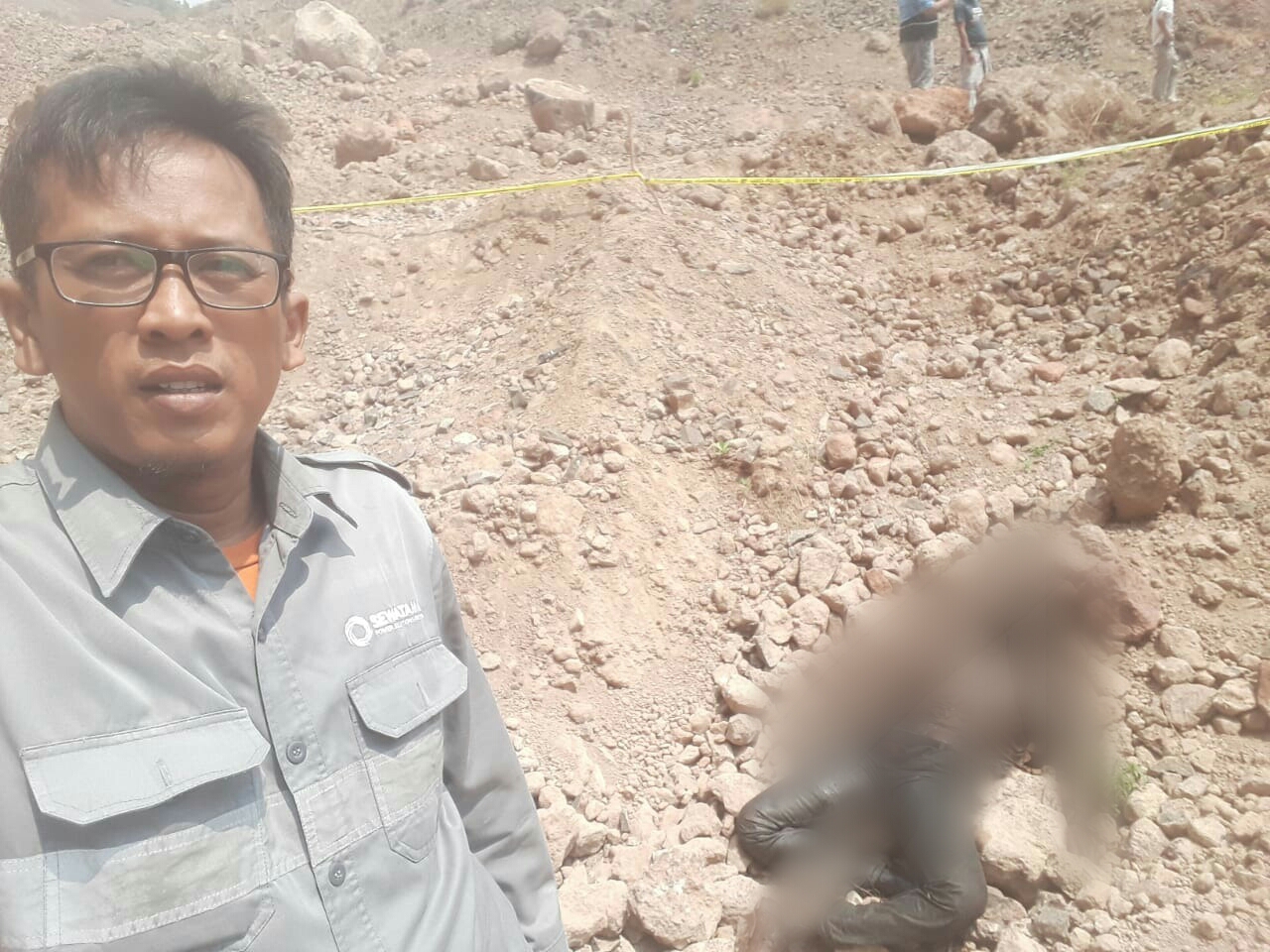 Tampak sesosok mayat pria tanpa identitas (diblur) ditemukan warga di lokasi galian batu milik PT Sani Persana di Kecamatan Ciwandan, Cilegon.