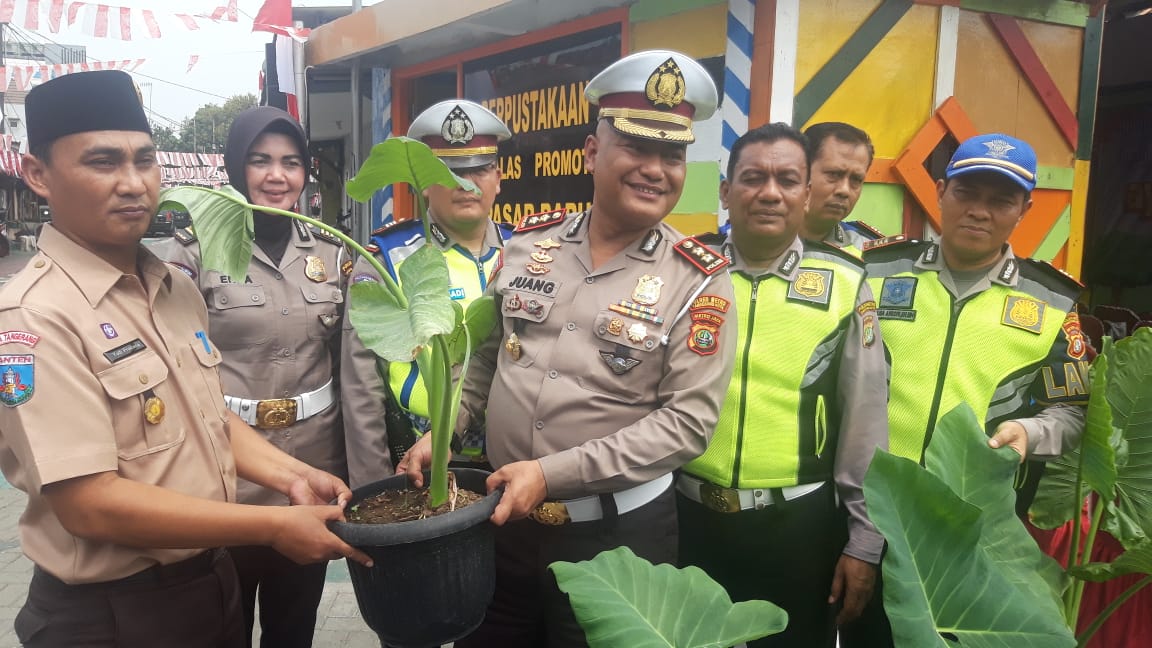 Peresmian kampung tematik di Kampung Talas RW 04, Asrama Polri, Pasar Baru, Kota Tangerang.