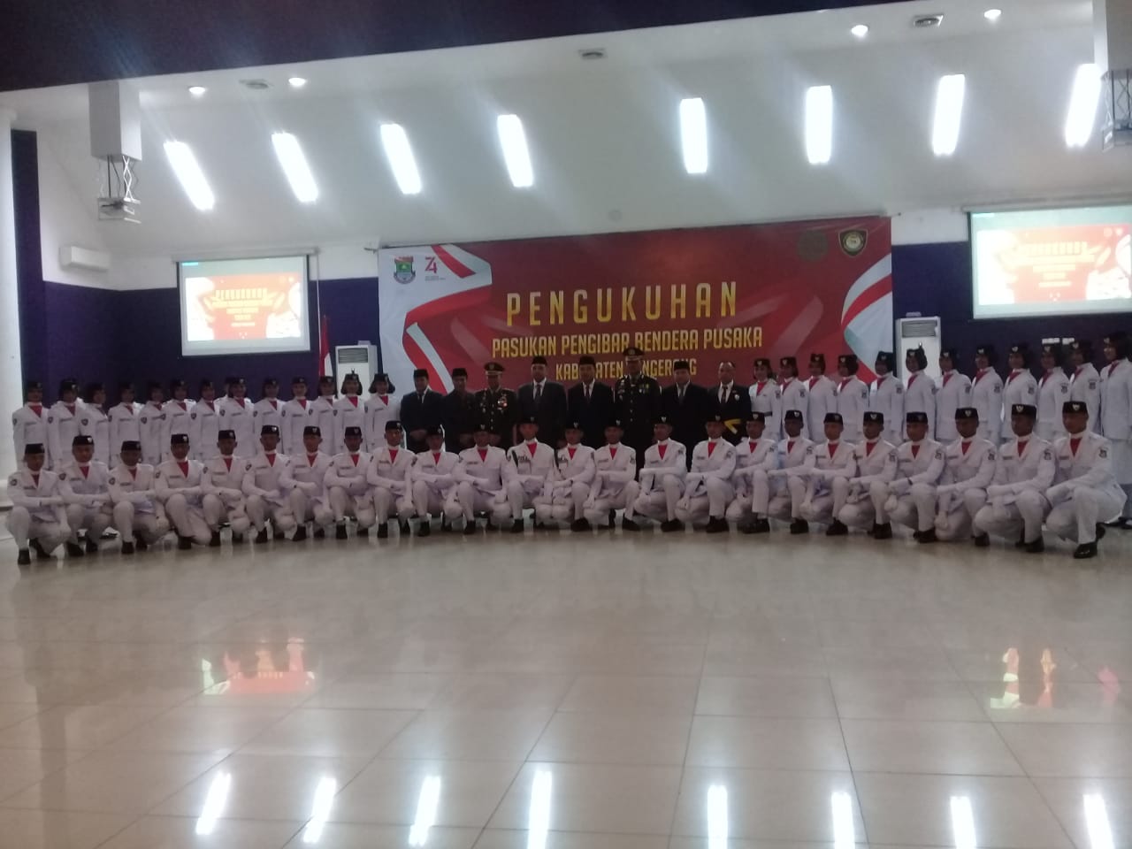 Pengukuhan pasukan pengibar bendera pusaka (Paskibraka) Kabupaten Tangerang.