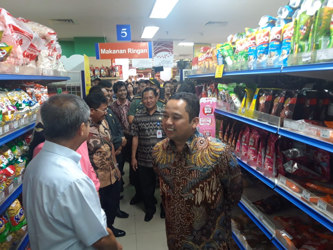 Wali Kota Tangerang Arief R. Wismansyah saat melihat produk-produk makanan di Toserba Sabar Subur, Pasar Anyar, Kota Tangerang, Kamis (15/8/2019).