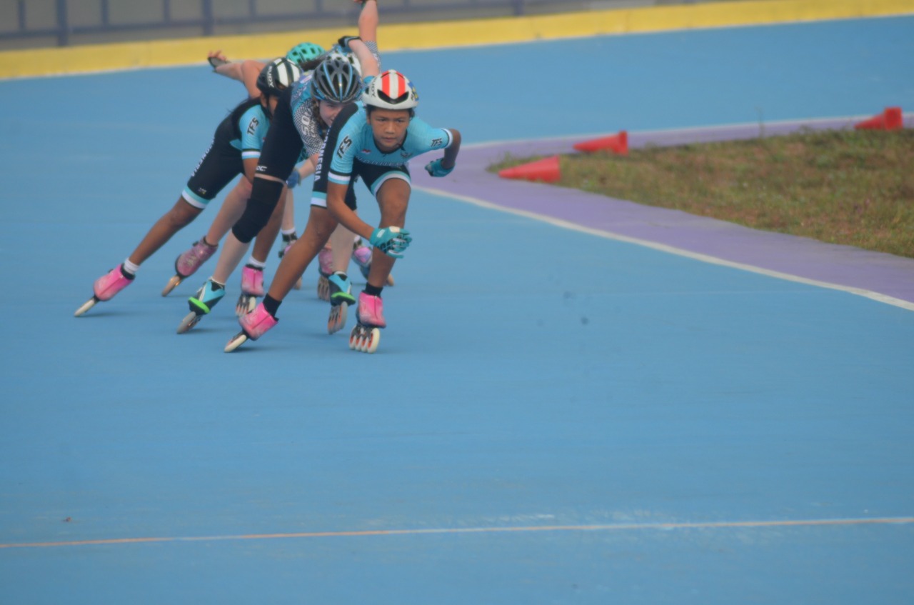 Tampak para atlit sepatu roda menunjukan kemampuannya dalam perlombaan International Inline Skate Competition Piala Bupati Tangerang dan Veni Vidi Vici (V3) Open di lapangan sepatu roda Botanical Park, Bumi Serpong Damai.