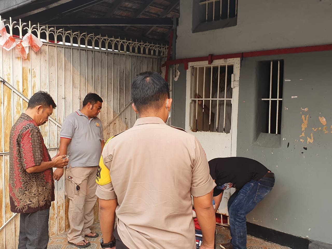 Polisi mengolah tempat kejadian perkara (TKP) Sukarta, 60, seorang Napi yang gantung diri di Lapas Kelas IIA Pemuda Tangerang, Jumat (16/8/2019).