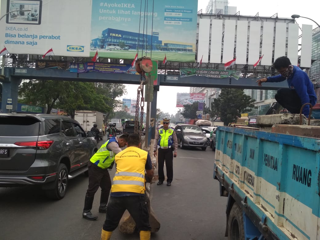 Tampak Polisi menutup persimpangan traffic light Metropolis, di Jalan Jenderal Sudirman, Kota Tangerang, dengan menggunakan bariel beton guna menjaga keselamatan para pengendara.