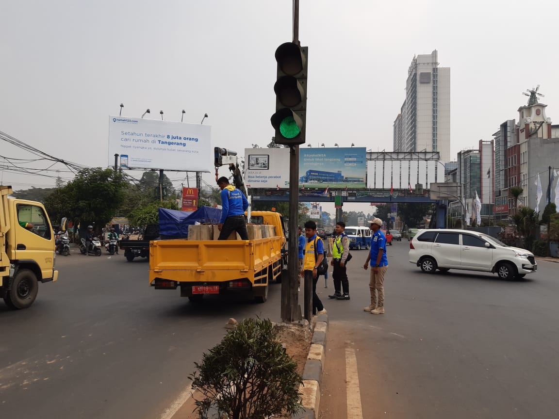 Tampak Polisi menutup persimpangan traffic light Metropolis, di Jalan Jenderal Sudirman, Kota Tangerang, dengan menggunakan bariel beton guna menjaga keselamatan para pengendara.