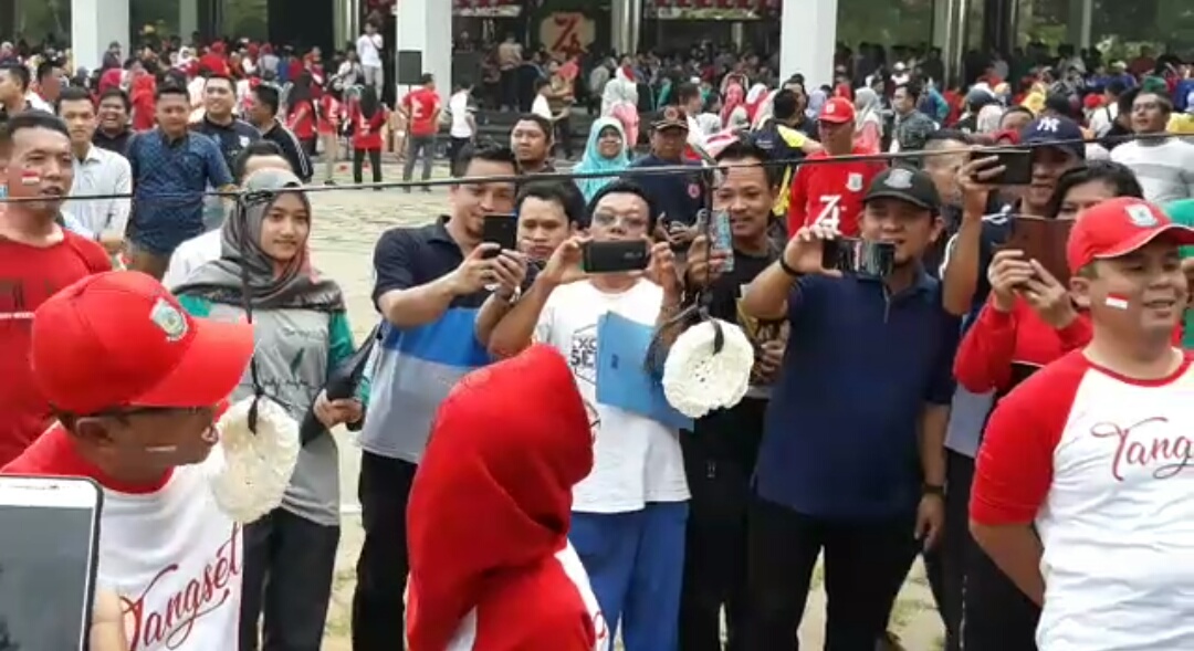 Wali Kota Airin Rachmi Diany, Wakil Wali Kota Benyamin Davnie, Kepala BNN Tangsel, AKBP Stince Djonso, Kepala Kejaksaan Negeri Tangsel, Bima Suprayoga, dan Kapolres Tangsel, AKBP Ferdy Irawan saat mengikuti perlombaan makan kerupuk.