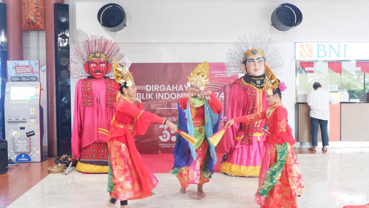 Suasana keseruan Memperingati Hari Ulang Tahun (HUT) ke-74 di Bandara Internasional Soekarno-Hatta.
