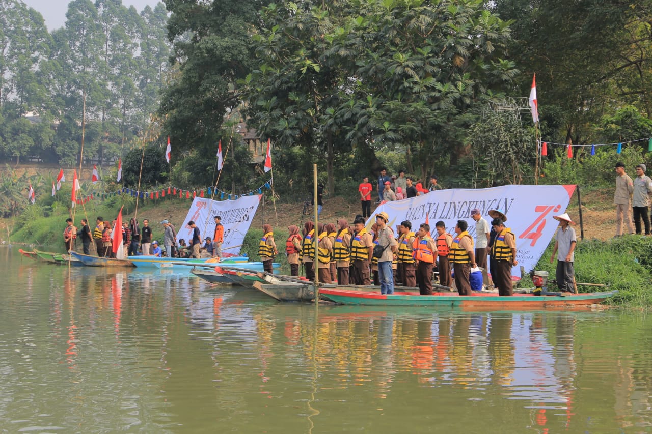 Kegiatan upacara memperingati Hari Ulang Tahun (HUT) Kemerdekaan ke-74 Republik Indonesia (RI) di tengah Sungai Cisadane, Tangerang, Sabtu (17/8/2019).