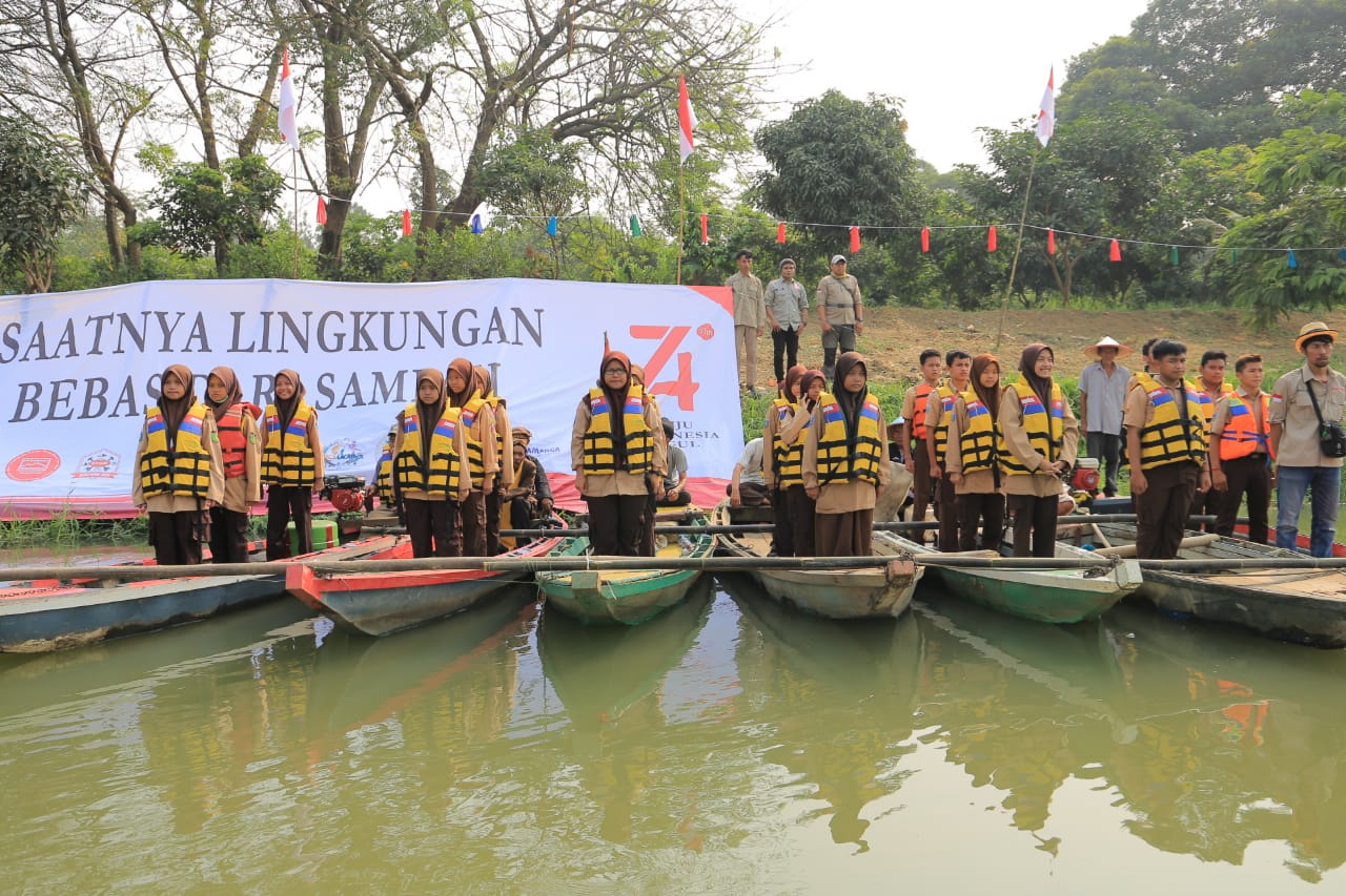 Kegiatan upacara memperingati Hari Ulang Tahun (HUT) Kemerdekaan ke-74 Republik Indonesia (RI) di tengah Sungai Cisadane, Tangerang, Sabtu (17/8/2019).