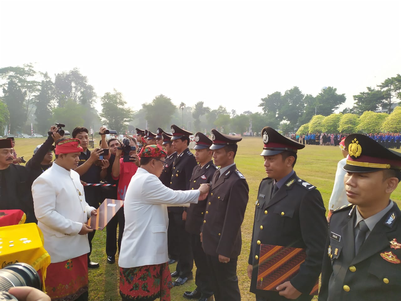 Menteri Riset, Teknologi, dan Pendidikan Tinggi Republik Indonesia (Menristekdikti) Mohamad Nasir memberikan penghargaanke AKBP Erick Frendriz, Kasat Narkoba Polres Jakbar di Upacara HUT Ke-74 Republik Indonesia di Pusitek, Tangerang Selatan.