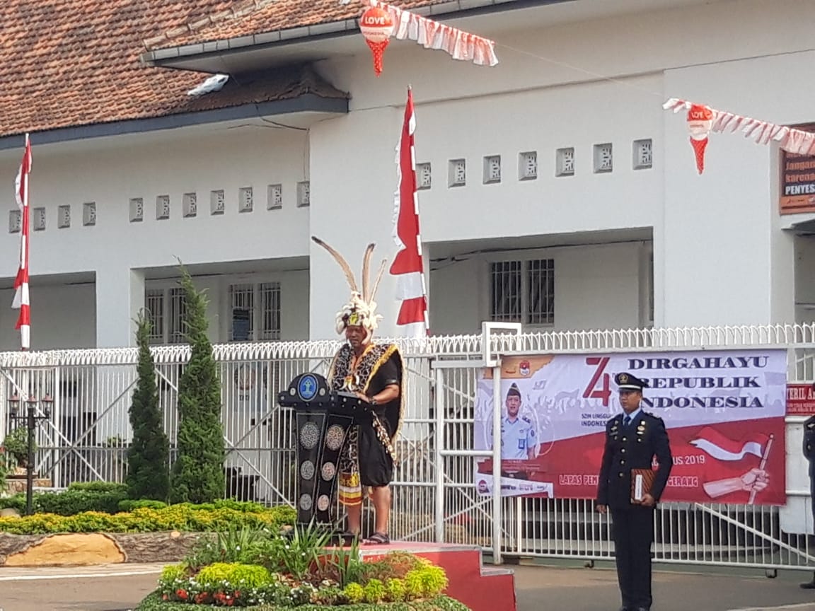 Kepala Lapas Pemuda Kelas IIA Tangerang Jumad menjadi inspektur upacara hari kemerdekaan Ke-74 di halaman Lapas Pemuda Kelas IIA Tangerang, di Jalan LP Pemuda, Kota Tangerang.