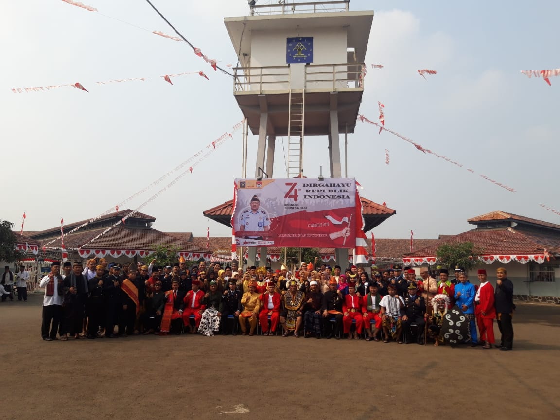 Suasana Upacara hari kemerdekaan Ke-74 di halaman Lapas Pemuda Kelas IIA Tangerang, di Jalan LP Pemuda, Kota Tangerang.