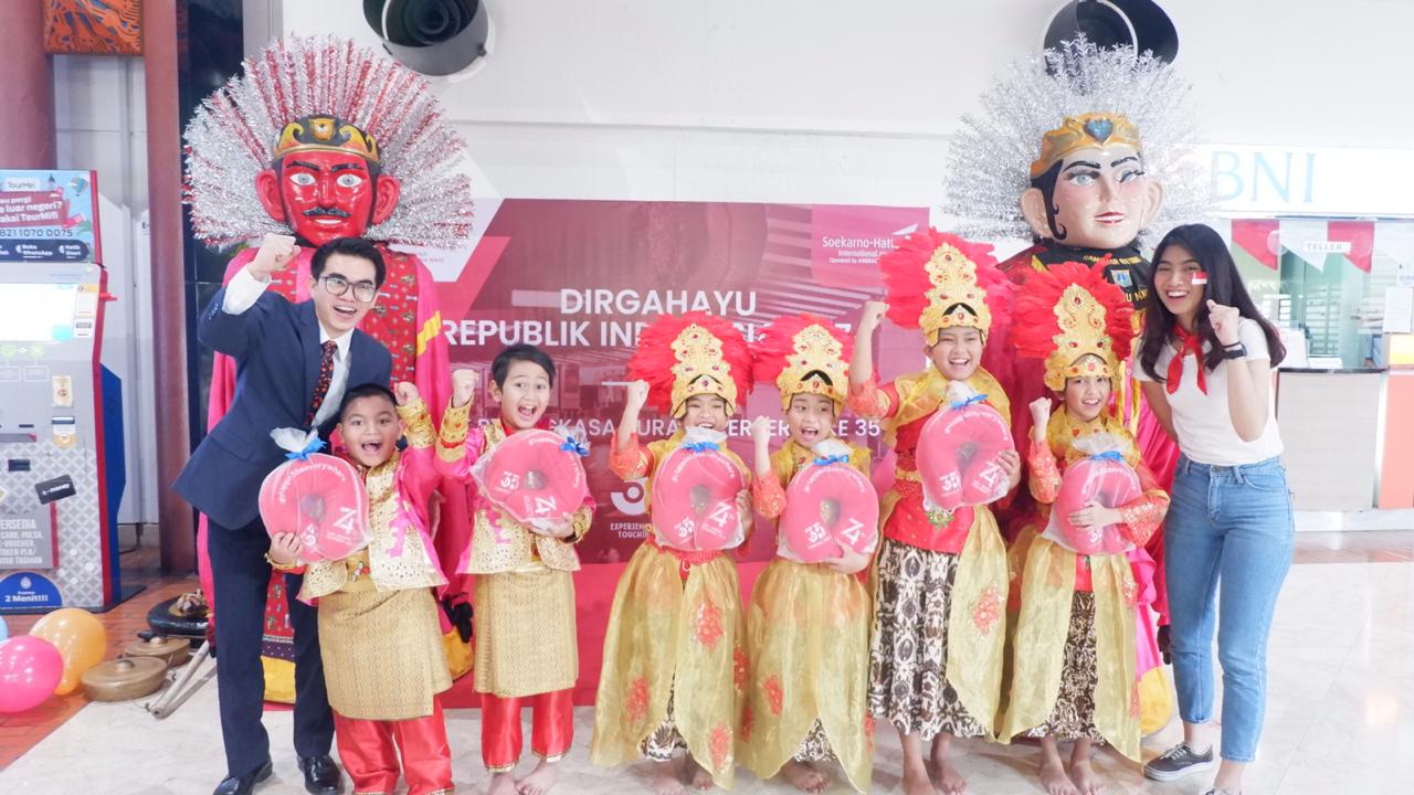 Suasana keseruan Memperingati Hari Ulang Tahun (HUT) ke-74 di Bandara Internasional Soekarno-Hatta.