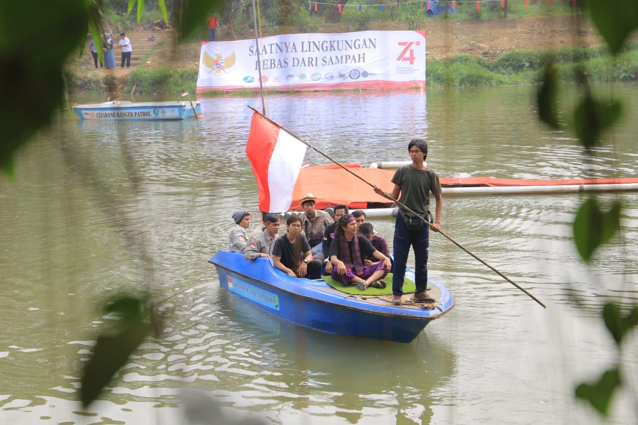 Kegiatan upacara memperingati Hari Ulang Tahun (HUT) Kemerdekaan ke-74 Republik Indonesia (RI) di tengah Sungai Cisadane, Tangerang, Sabtu (17/8/2019).