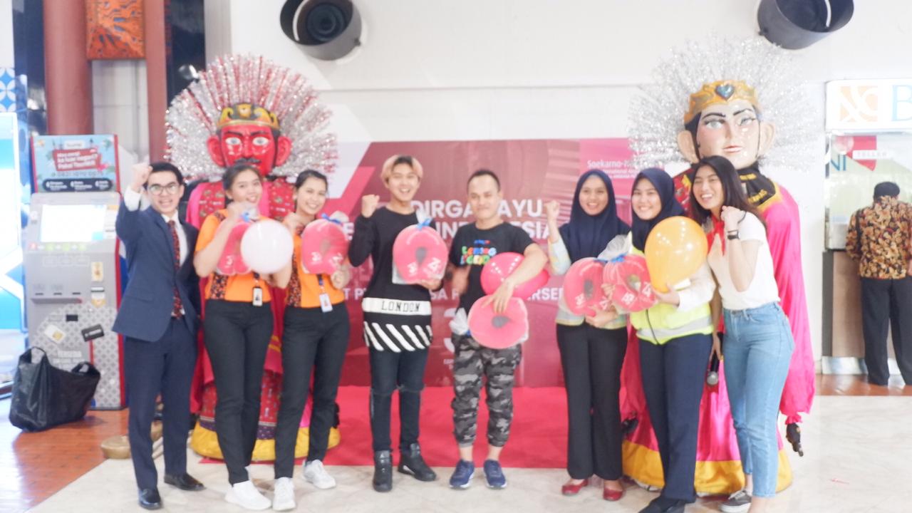 Suasana keseruan Memperingati Hari Ulang Tahun (HUT) ke-74 di Bandara Internasional Soekarno-Hatta.
