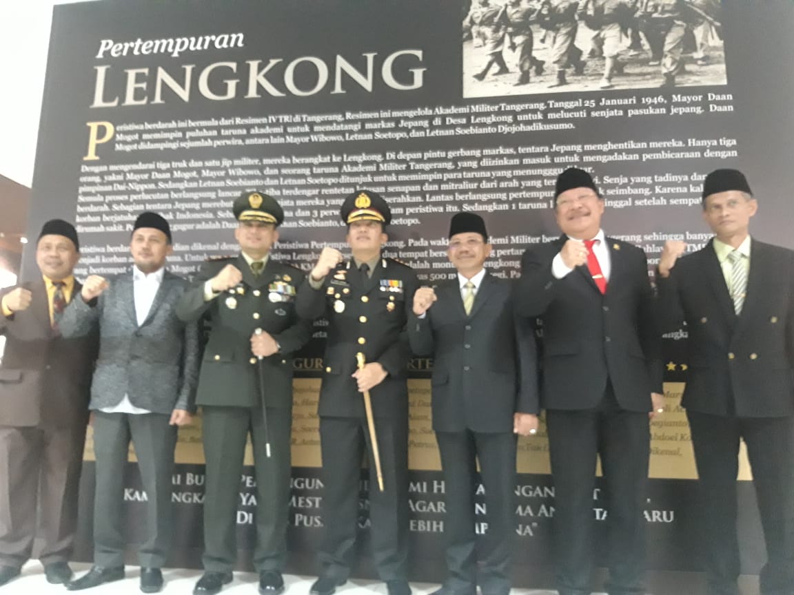 Kegiatan apel kehormatan dan renungan suci untuk menghormati jasa para pahlawan di Taman Makam Pahlawan (TMP) Taruna, Kota Tangerang.