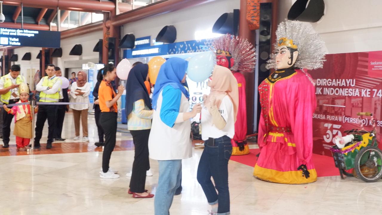 Suasana keseruan Memperingati Hari Ulang Tahun (HUT) ke-74 di Bandara Internasional Soekarno-Hatta.