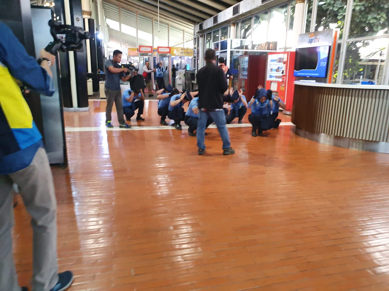 Adegan para teroris menyandera petugas di bandara.