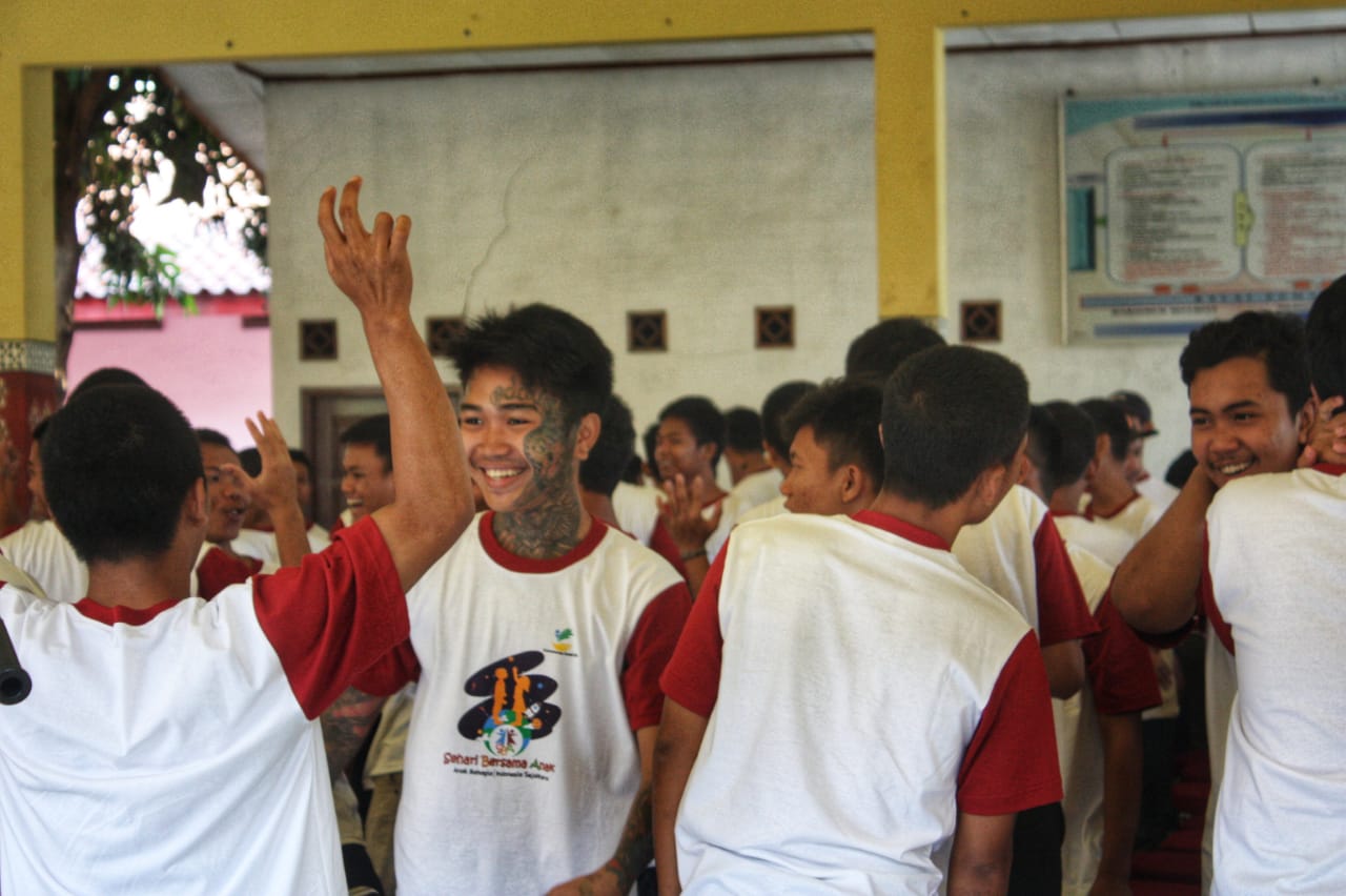 Warga binaan menunjukan penampilannya bermain alat musik di Lembaga Pemasyarakatan Khusus Anak (LPKA) Kelas I Tangerang, Sabtu (24/8/2019).