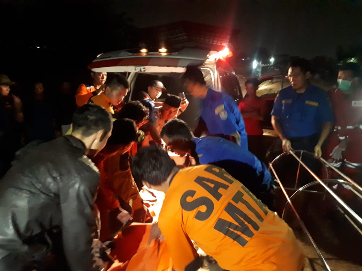 Tim gabungan BPBD Kota Tangerang berhasil menemukan Husein, 8, dan Fitrah, 12, bocah yang tenggelam di Sungai Cisadane.